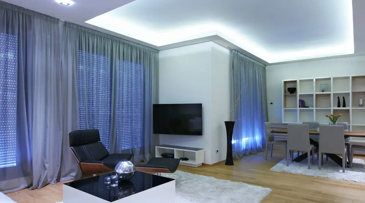 Indirekte LED-Deckenbeleuchtung im Wohnzimmer von Ilmenau Haustechnik