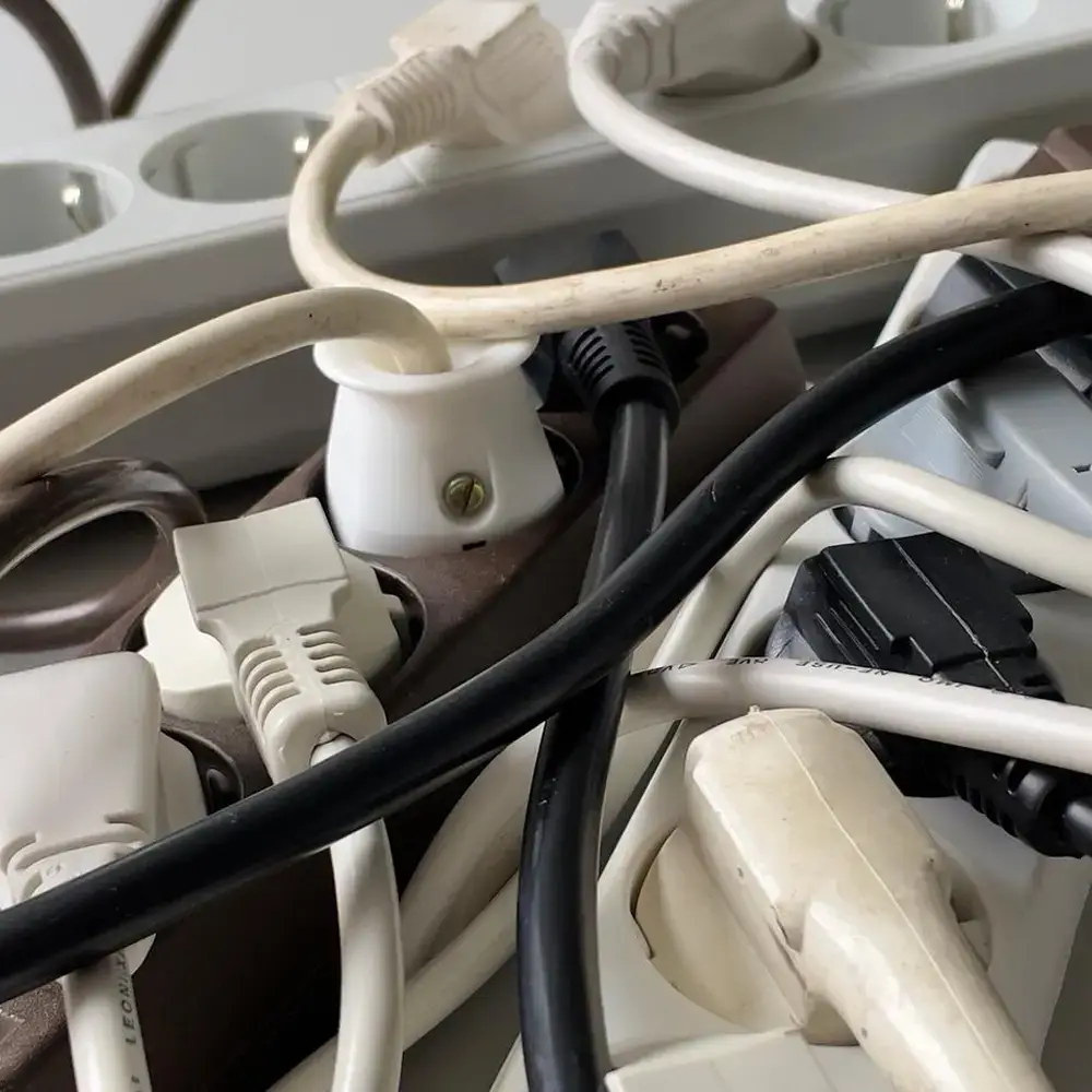 Überlastete Mehrfachsteckdosen als Risiko für die Elektroinstallation