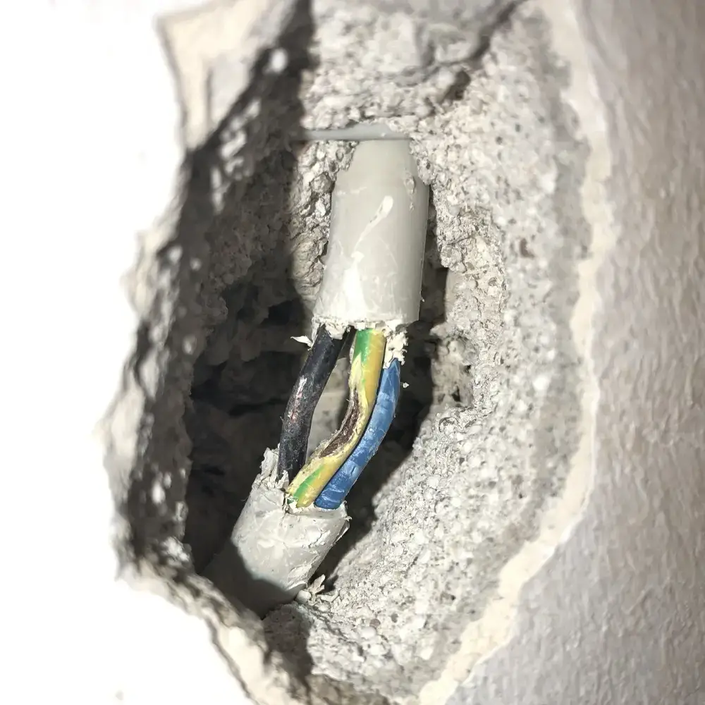 Angebohrtes Stromkabel – Reparatur durch den Kundendienst von Ilmenau Haustechnik
