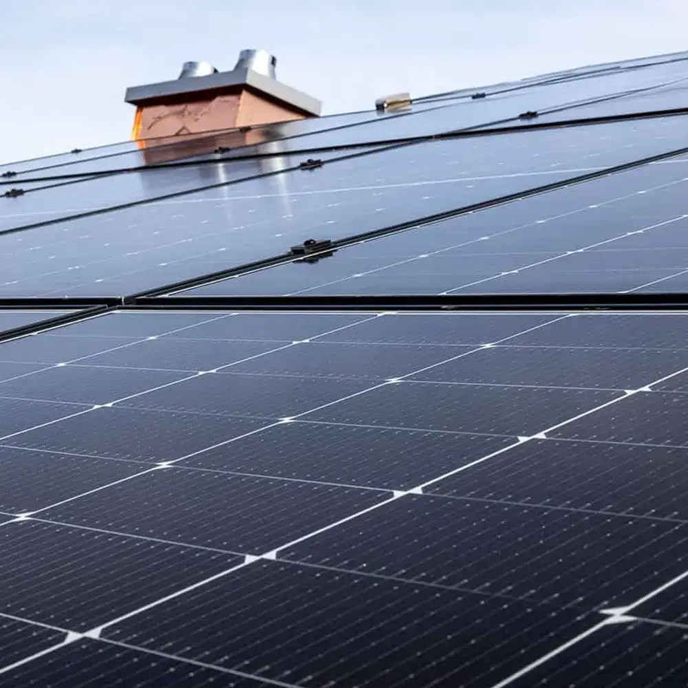 Photovoltaikanlage mit modernen Solarmodulen auf einem Hausdach