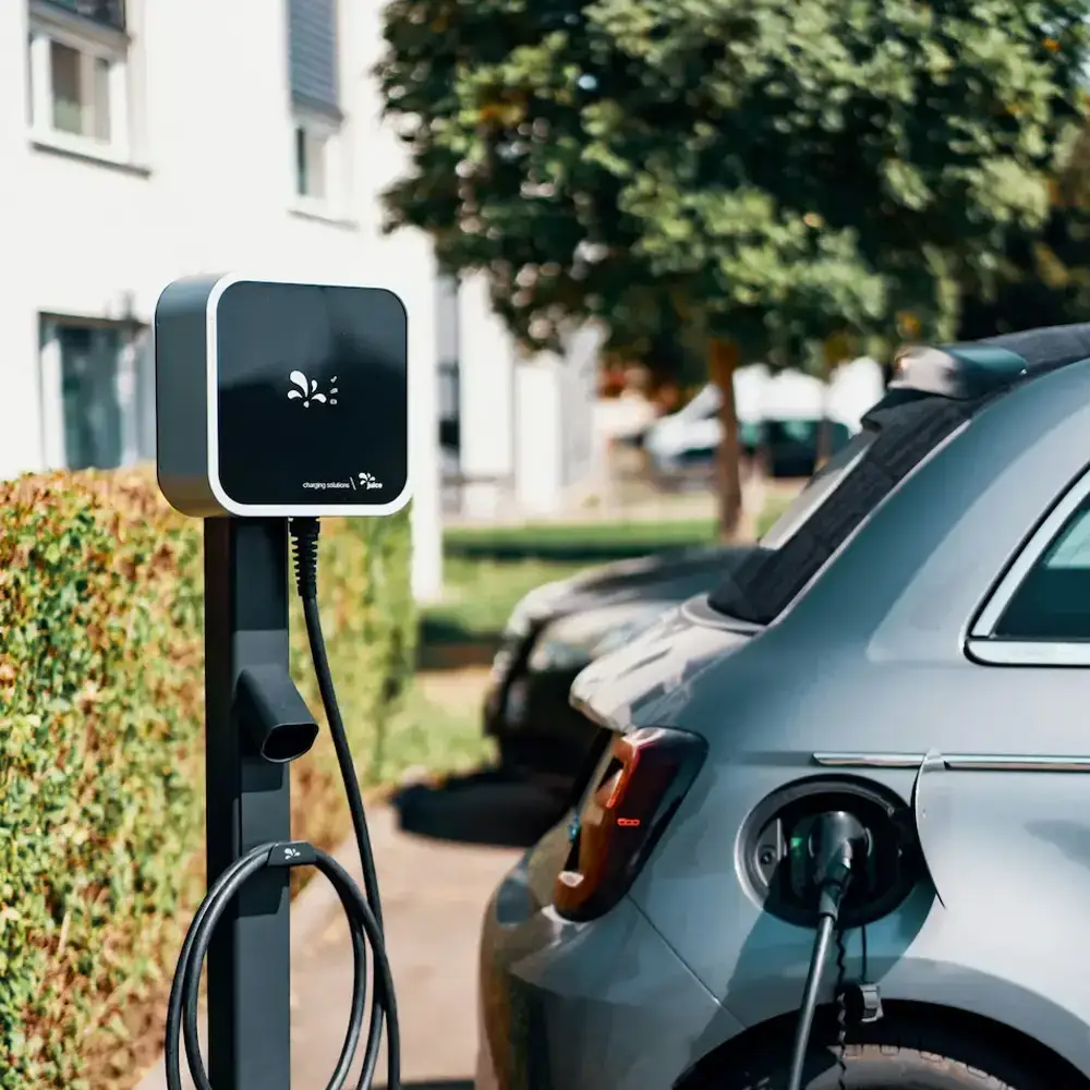 Elektroauto an einer Wallbox für Mieter