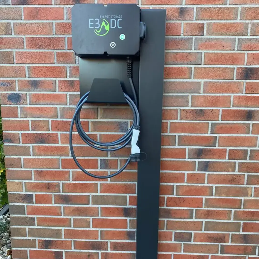 Installierte E3/DC-Wallbox an einer Hauswand